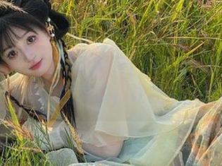 Yuna (윤아)将[SAINTPhotolife]黄金化作灵感原图资源，让我们一起感受